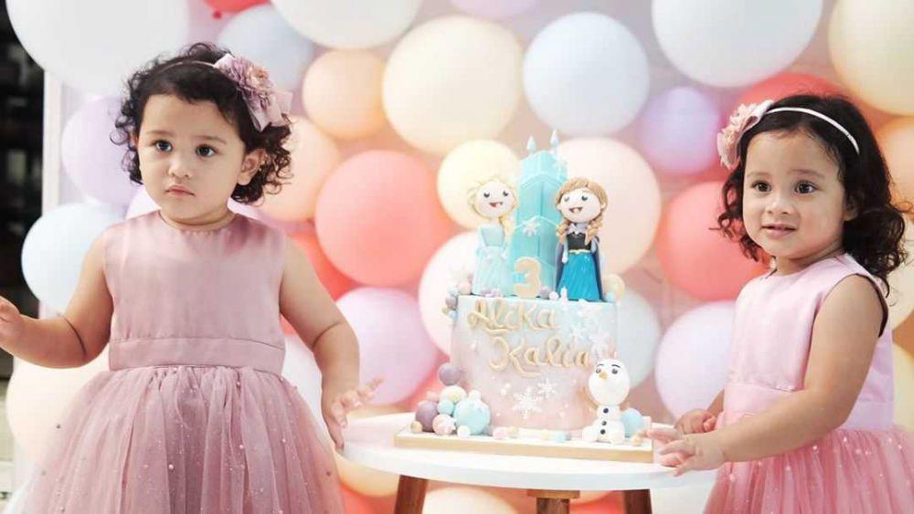 10 Potret Alika dan Kalia, Duo Kembar Bayu Oktara yang Berusia 3 Tahun