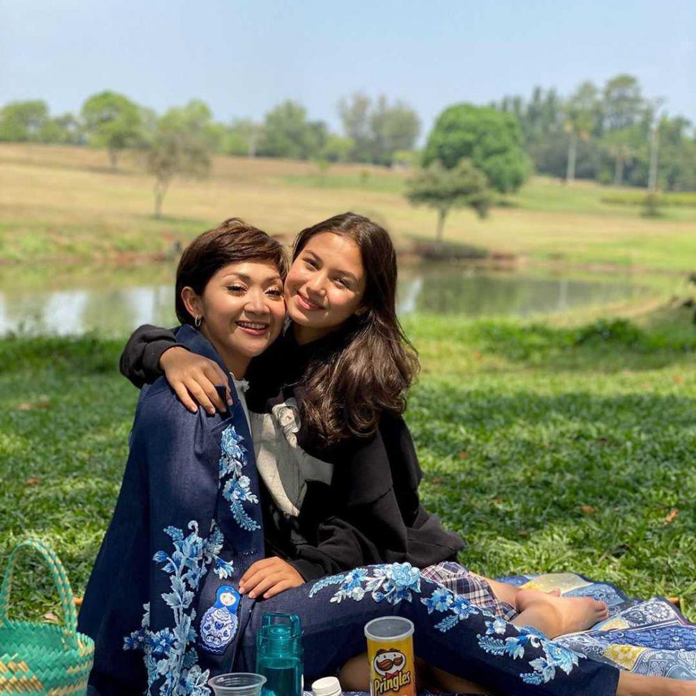 9 Potret Kedekatan Windy Wulandari dan Saskia Chadwick, Manis Banget!