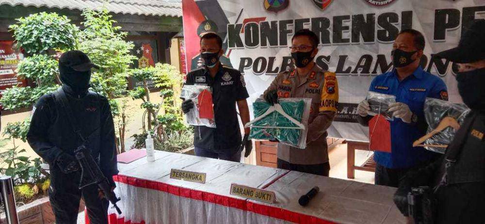Polisi menunjukkan barang bukti. IDN Times/Imron