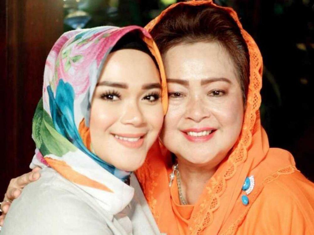 10 Potret Kompak Sheza Idris dengan Sang Mama yang Jarang Disorot