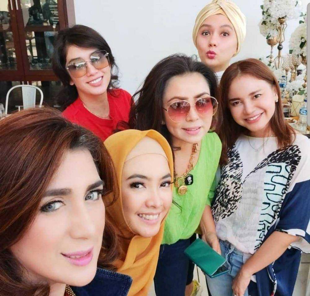 instagram.com/mayangsaritrihatmodjoreal