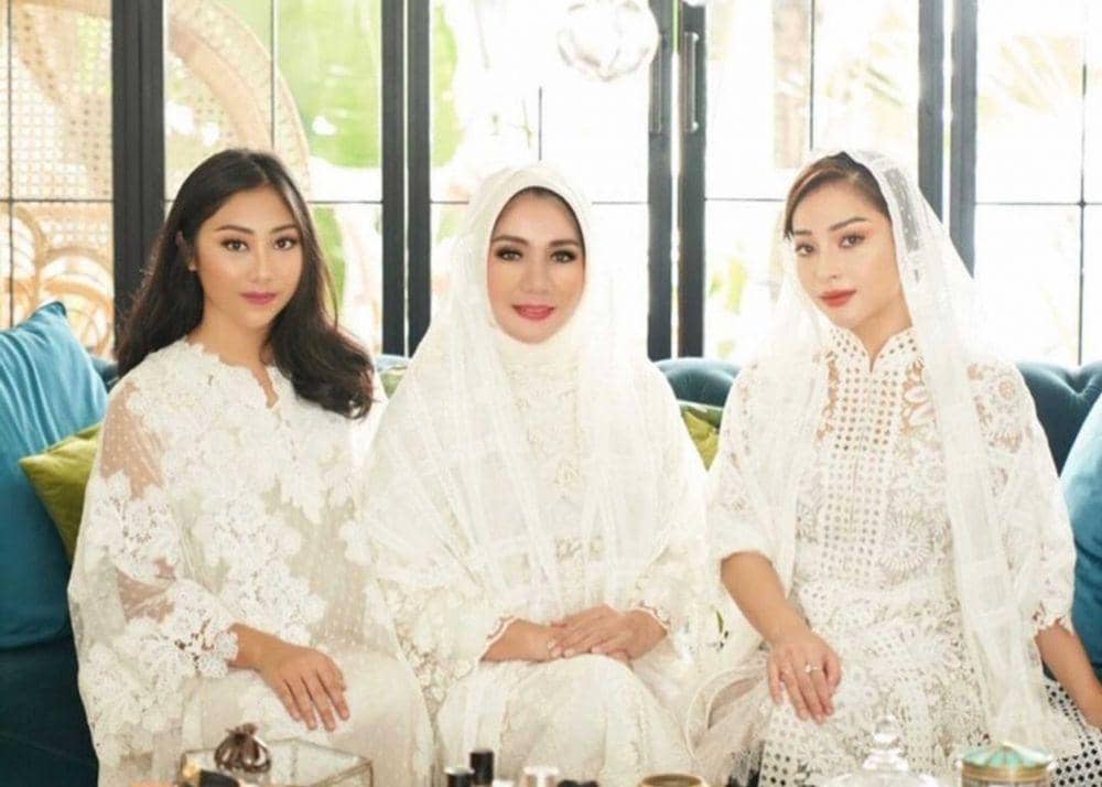 10 Potret Kekompakan Nikita Willy Bersama Ibu dan Adik Perempuannya