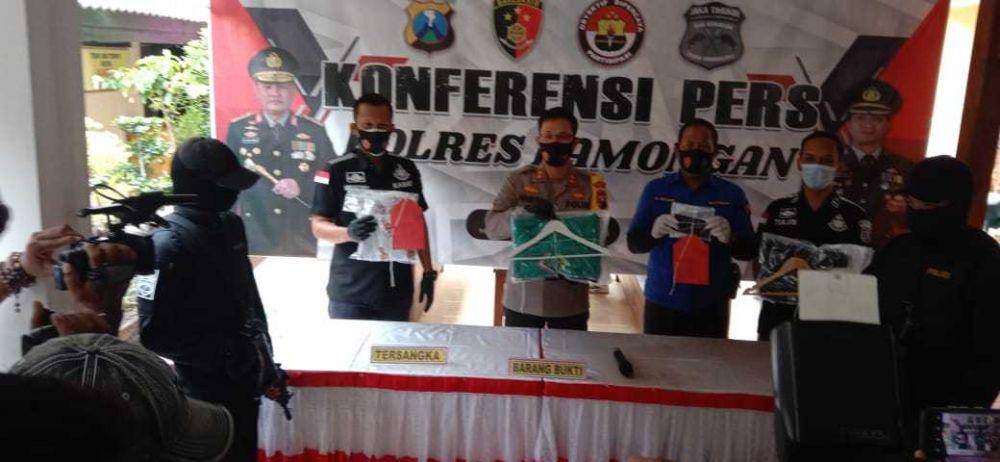 Polisi menunjukkan barang bukti. IDN Times/Imron