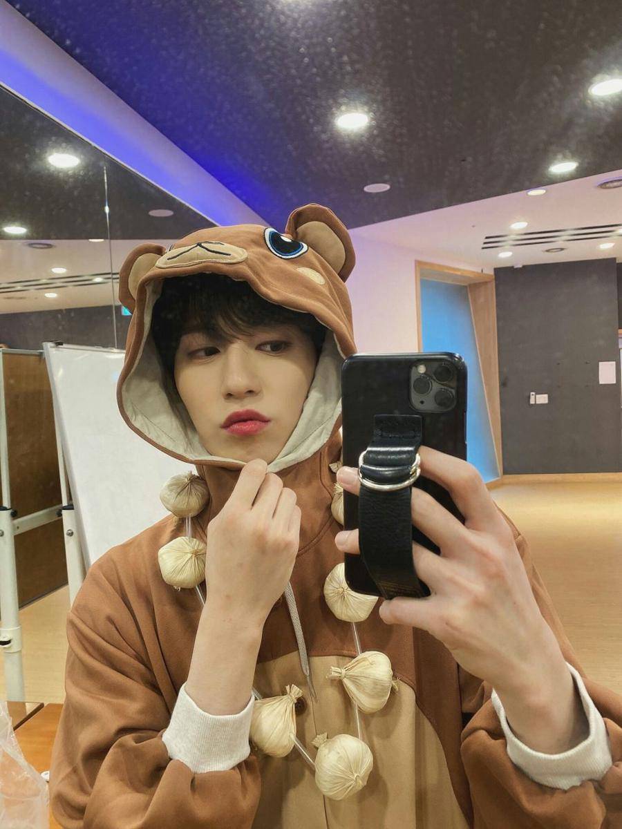 twitter.com/official_ONEUS