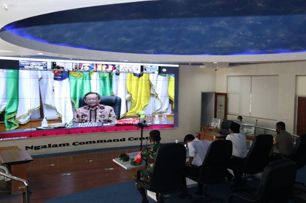 Menko Politik Hukum dan Keamanan Mahfud MD saat memberikan pemaparan pada rapat koordinasi Sinergitas Kebijakan Pemerintah Pusat dan Daerah dalam Pelaksanaan Regulasi Omnibus Law, Rabu (14/10). Dok. Pemkot Malang