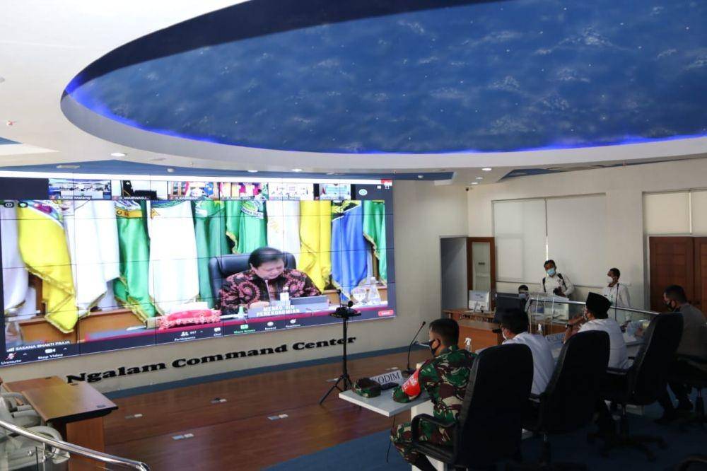 Menteri Koordinator Perekonomian Airlangga Hartarto saat memberikan pemaparan di rapat koordinasi Sinergitas Kebijakan Pemerintah Pusat dan Daerah dalam Pelaksanaan Regulasi Omnibus Law, di Ngalam Command Center, Balaikota Malang, Rabu (14/10)/Dok. Pemkot Malang.