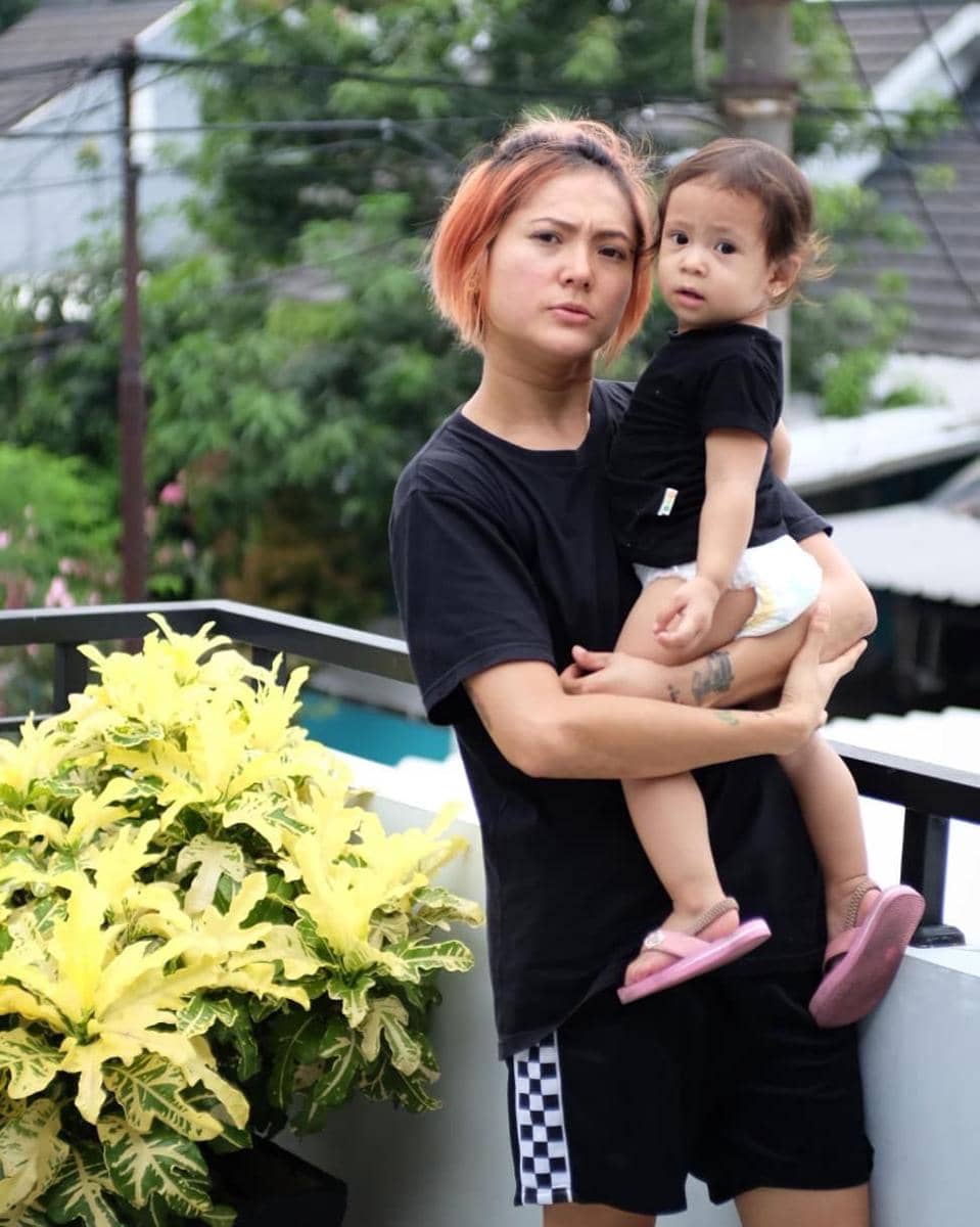 10 Potret Hangat Poppy Sovia Saat Momong Anak, Jiwa Keibuannya Keluar!