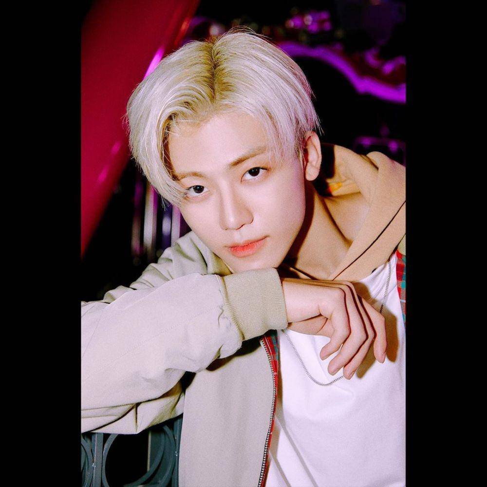 Jaemin NCT dengan rambut silver blonde (instagram.com/nct)