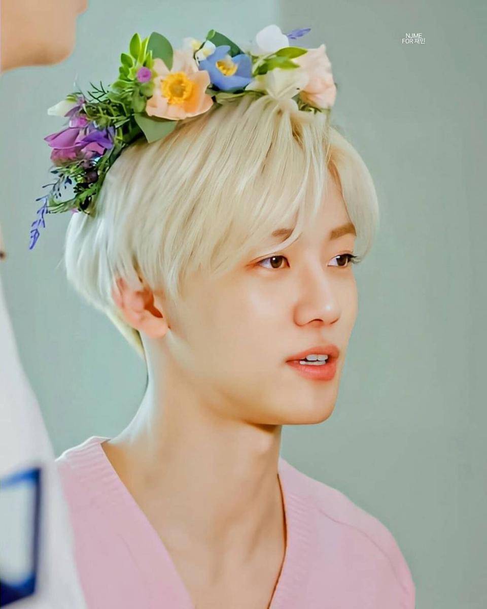 Jaemin NCT dengan rambut silver blonde (twitter.com/najaeminedit)