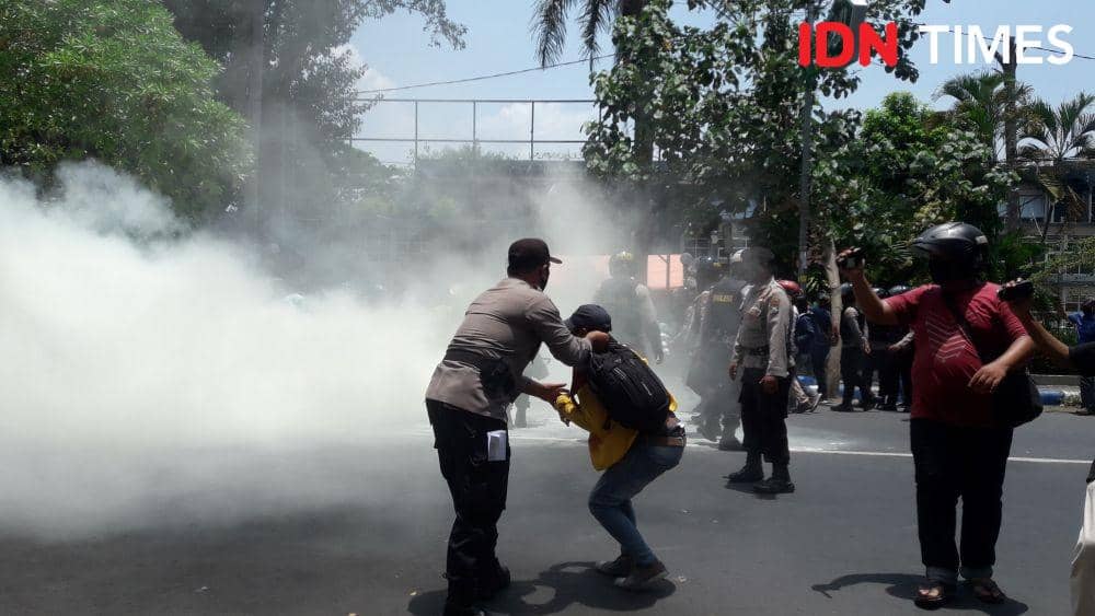 Petugas mengamankan mahasiswa peserta demo. IDN Times/Zainul Arifin