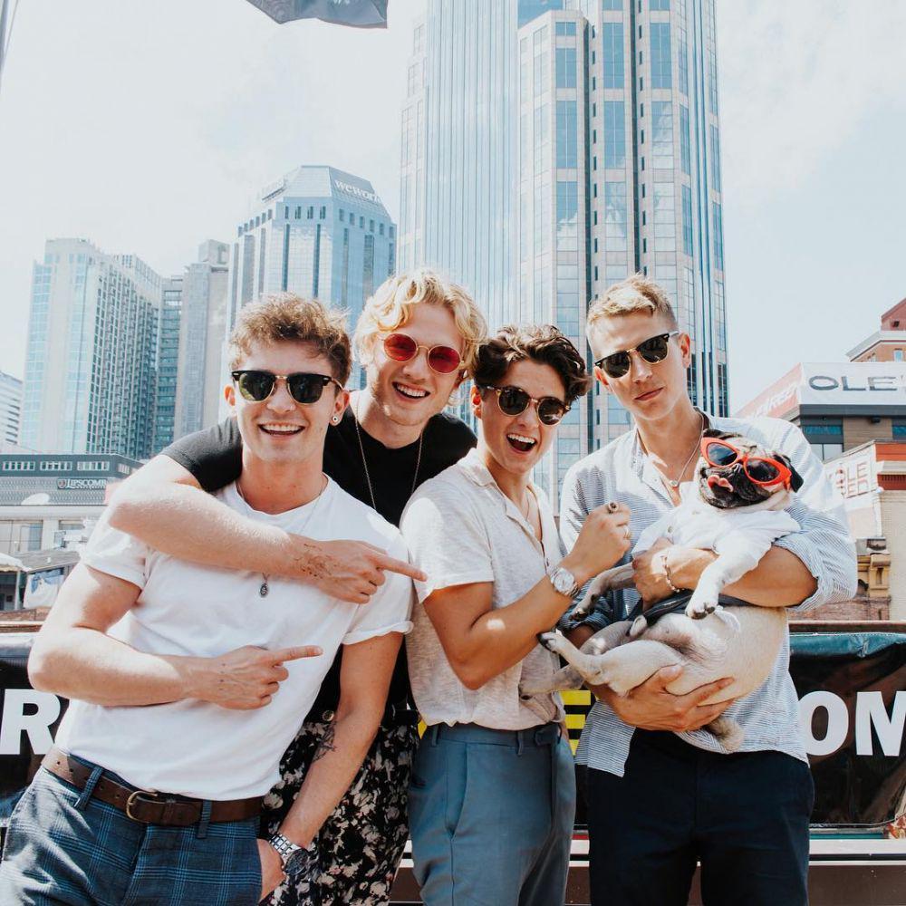 Rilis Album Kelima, 10 Potret Kekompakan The Vamps yang Bromance Abis!