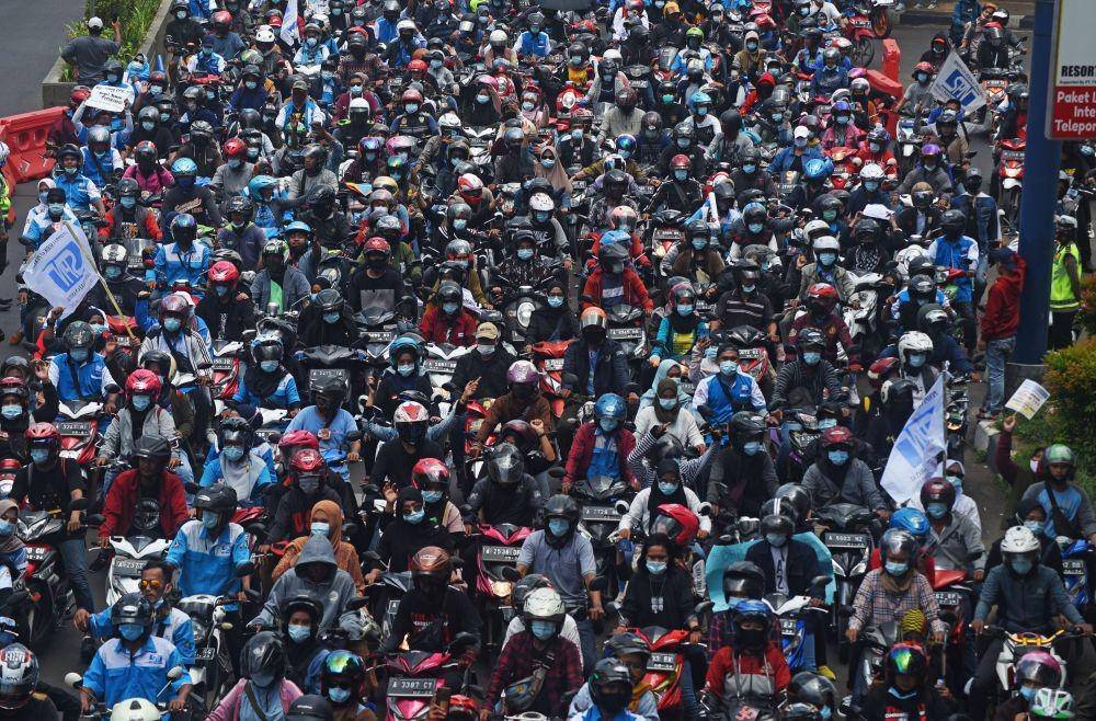 Ratusan demonstran yang tergabung dalam Konfederasi Serikat Pekerja Nasional (KSPN) berunjuk rasa menolak pengesahan Undang-undang Cipta Kerja di Alun-alun Serang, Banten, Rabu (14/10/2020) (ANTARA FOTO/Asep Fathulrahman)
