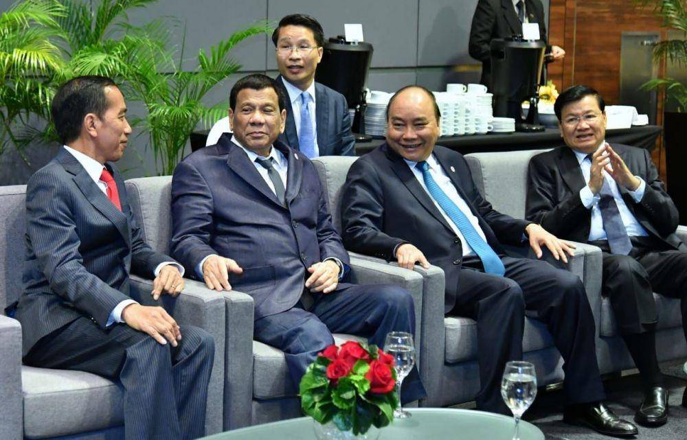 Presiden Filipina, Rodrigo Duterte ketika berbicara dengan Presiden Joko "Jokowi" Widodo (Biro Pers Istana Kepresidenan)