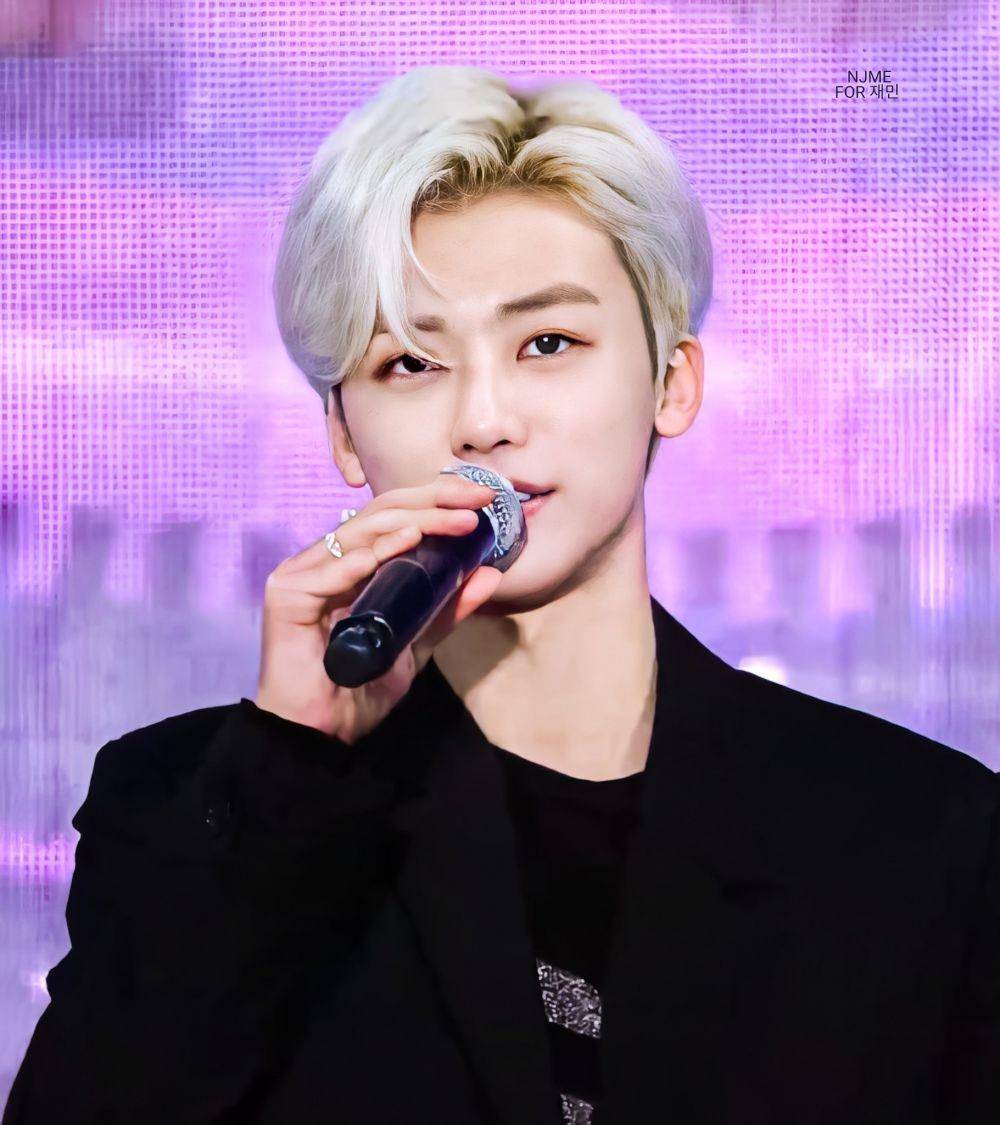 Jaemin NCT dengan rambut silver blonde (twitter.com/najaeminedit)