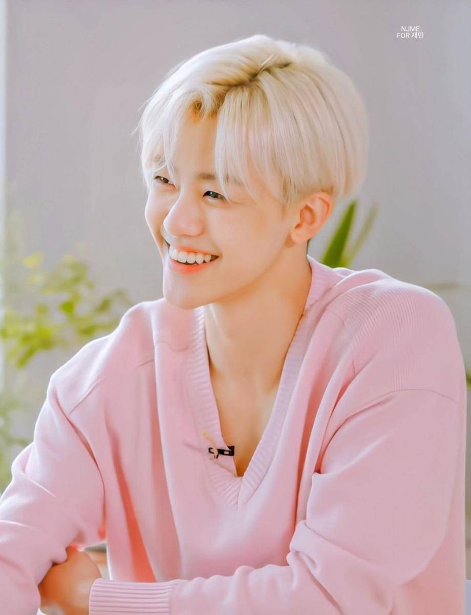 Jaemin NCT dengan rambut silver blonde (twitter.com/najaeminedit)