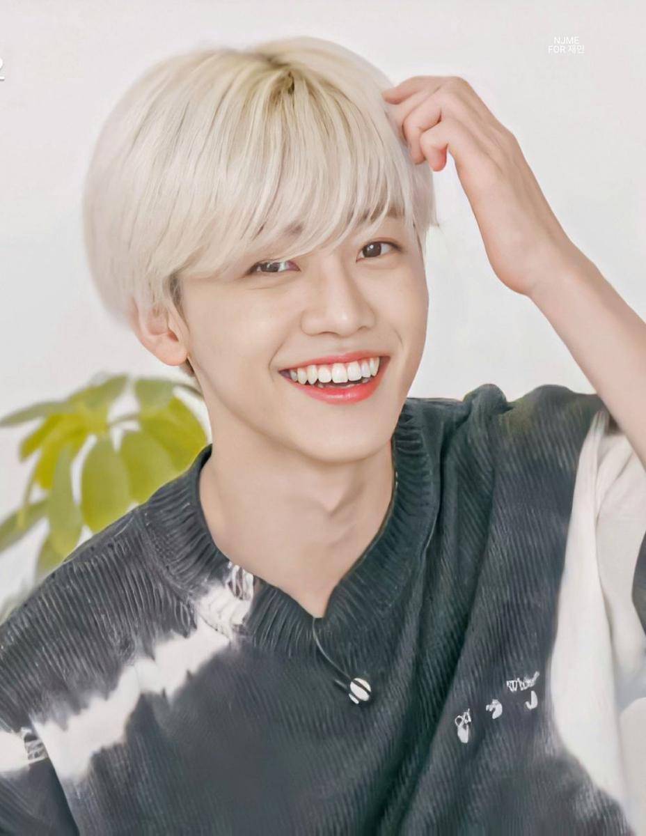 Jaemin NCT dengan rambut silver blonde (twitter.com/najaeminedit)