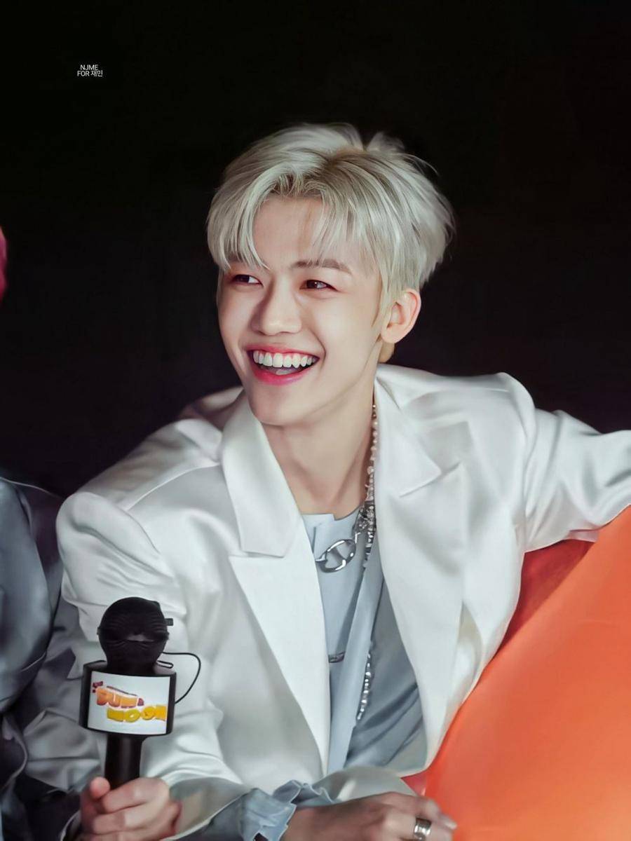 Jaemin NCT dengan rambut silver blonde (twitter.com/najaeminedit)