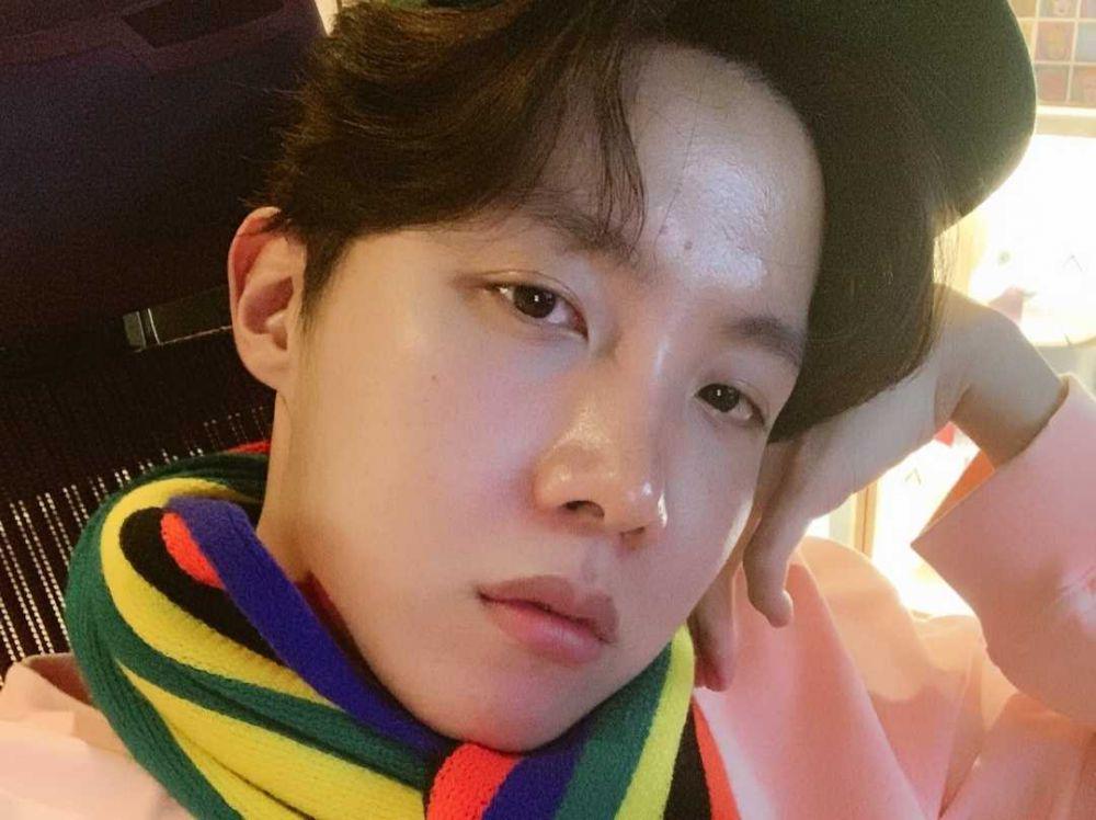10 Potret Selfie J-Hope BTS Tanpa Makeup, Bukti Tetap Memukau!
