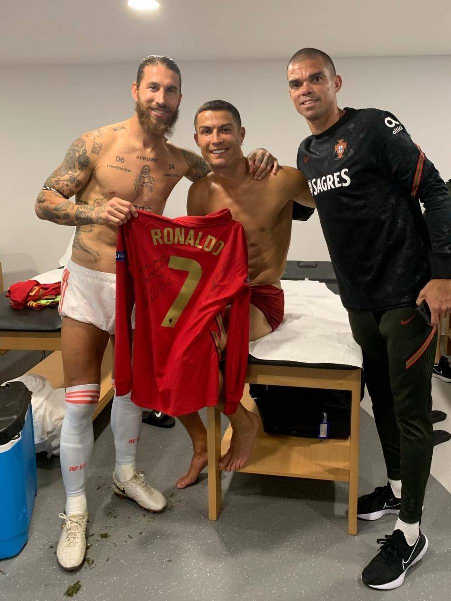 Sergio Ramos bertemu Cristiano Ronaldo di ruang ganti usai laga Portugal vs Spanyol. Twitter/@sergioramos