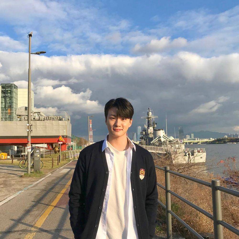 instagram.com/@ seungho__shin
