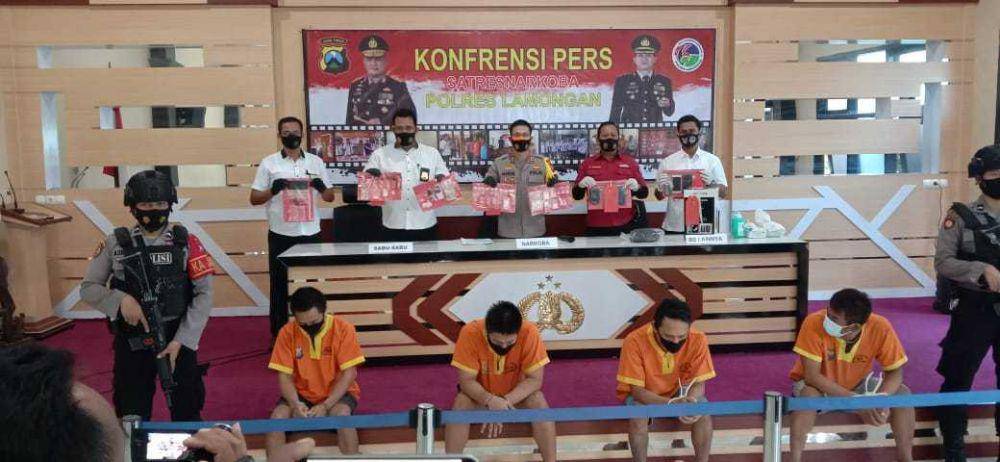 Polisi menunjukkan barang bukti sabu. IDN Times/Imron