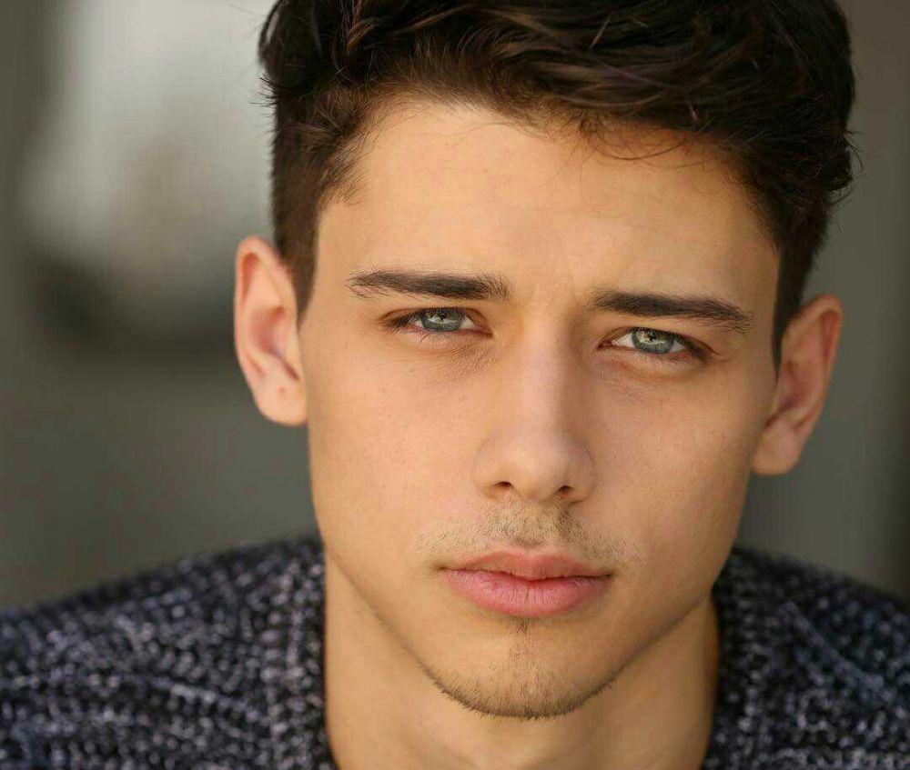 9 Potret Uriah Shelton, Aktor 'Looking for Alaska' yang Memesona