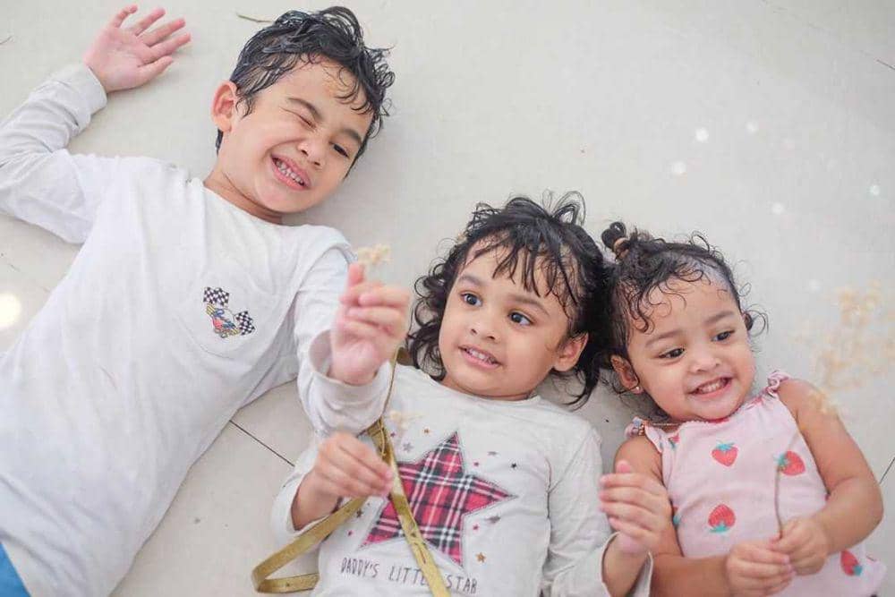 10 Potret Kompak Ketiga Buah Hati Shireen Sungkar, Sibling Goals!