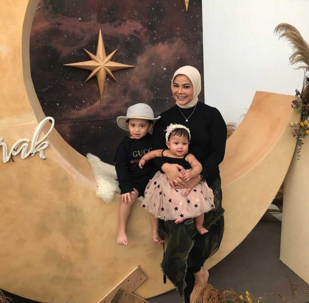 10 Potret Memukau Viens Tasman, Ibu Rachel Vennya saat Momong Cucunya