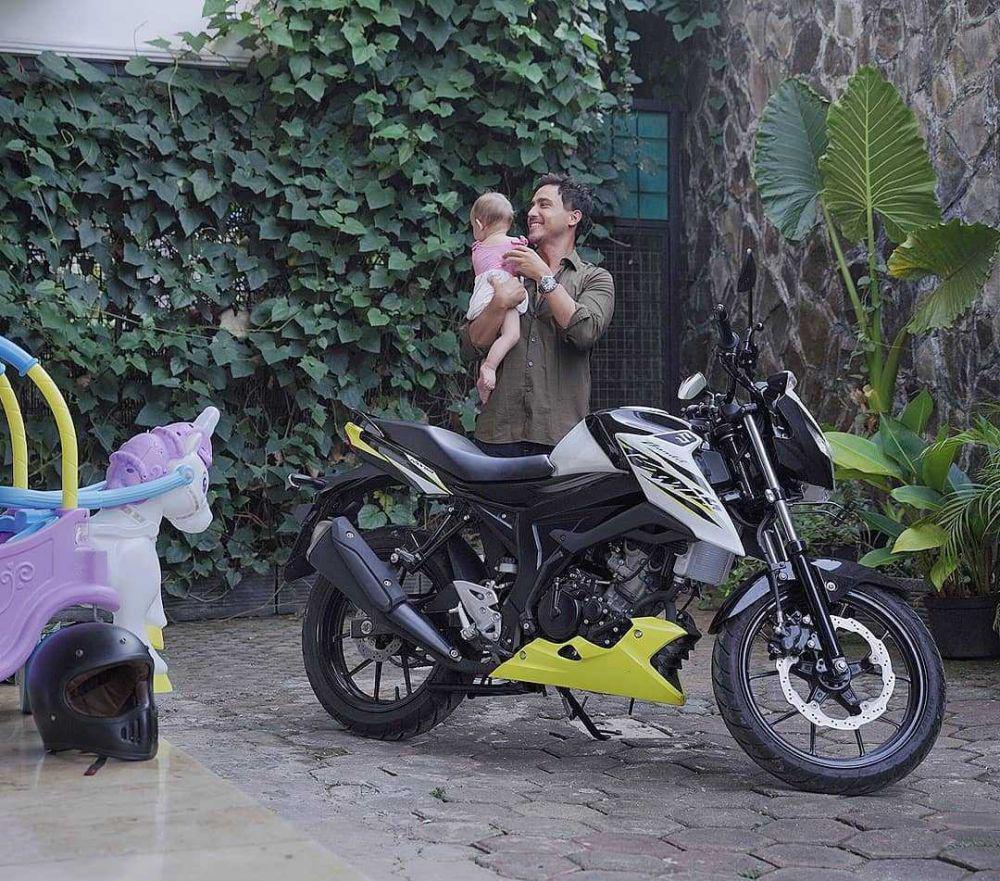 Manis Banget! 10 Momen Hamish Daud saat Momong sang Putri Tercinta