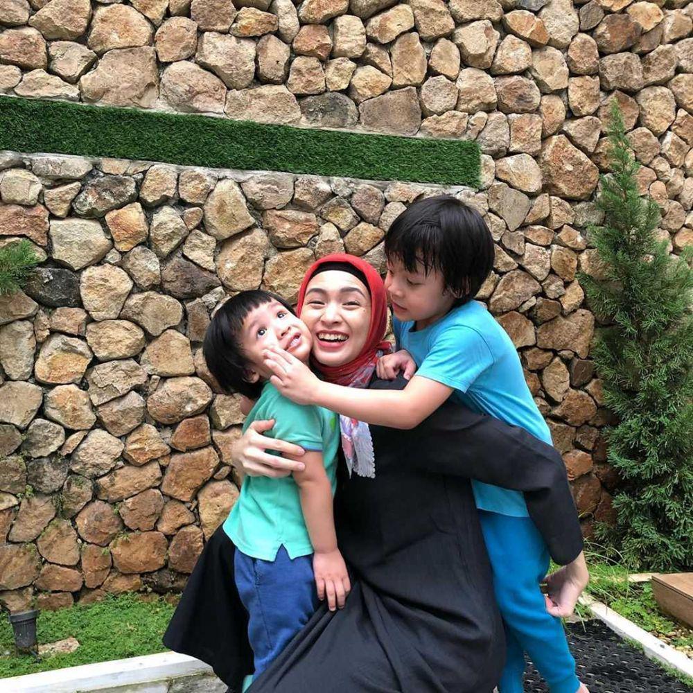 10 Potret Keseharian Donita Jadi Ibu Dua Anak, Bikin Salut!