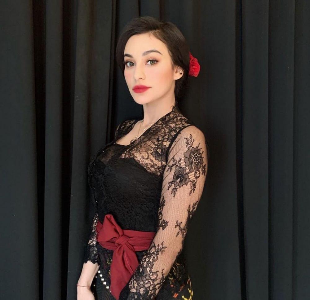 9 Potret Anggun Nora Alexandra Kenakan Kebaya, Bikin Hati Berdesir!