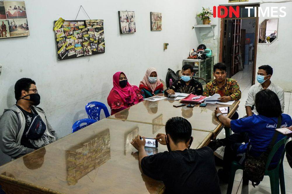 Keluarga tahanan Polsek Sunggal yang tewas diduga karena dianiaya menggelar konferensi pers di LBH Medan, Jumat (16/10/2020). (IDN Times/Prayugo Utomo)