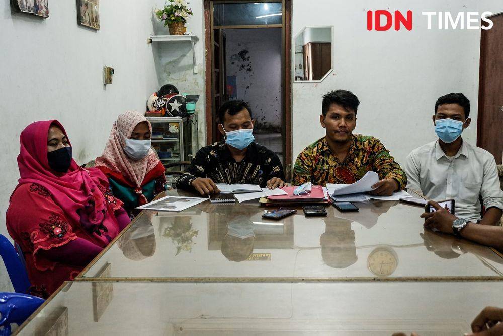 Keluarga menggelar konferensi pers bersama LBH Medan soal kejanggalan tewasnya 2 tahanan Polsek Sunggal. (IDN Times/Prayugo Utomo)