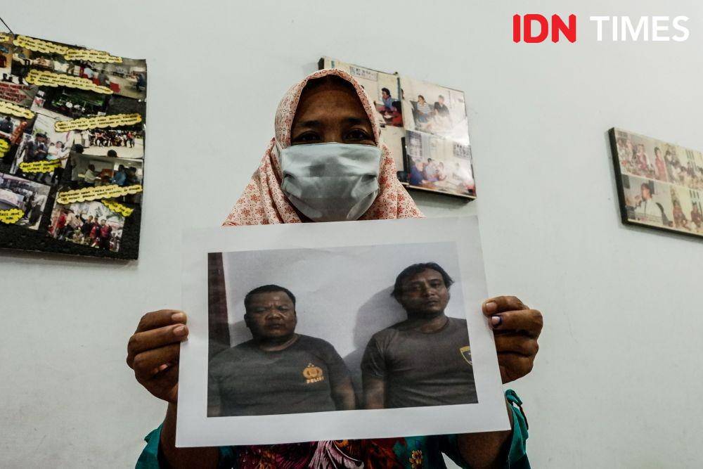 Sunarsih menunjukkan foto suaminya saat ditahan di Polsek Sunggal. (IDN Times/Prayugo Utomo)