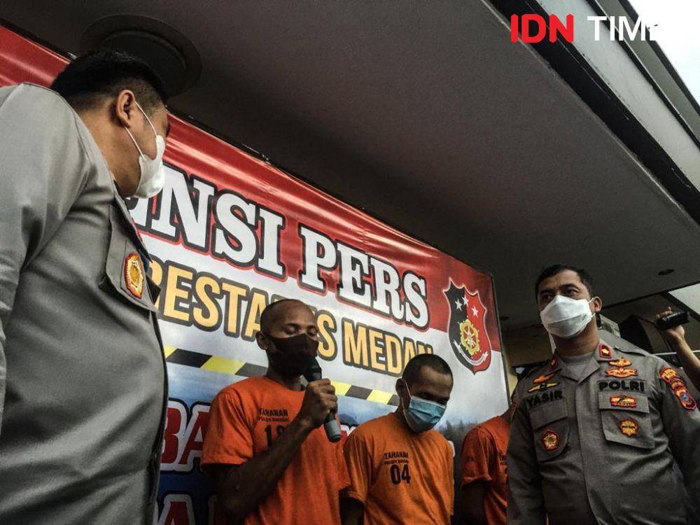 Para tersangka dihadirkan untuk mengklarifikasi soal dugaan penyiksaan yang dituduhkan kepada polisi atas tewasnya dua tahanan Polsek Sunggal. (IDN Times/Prayugo Utomo)