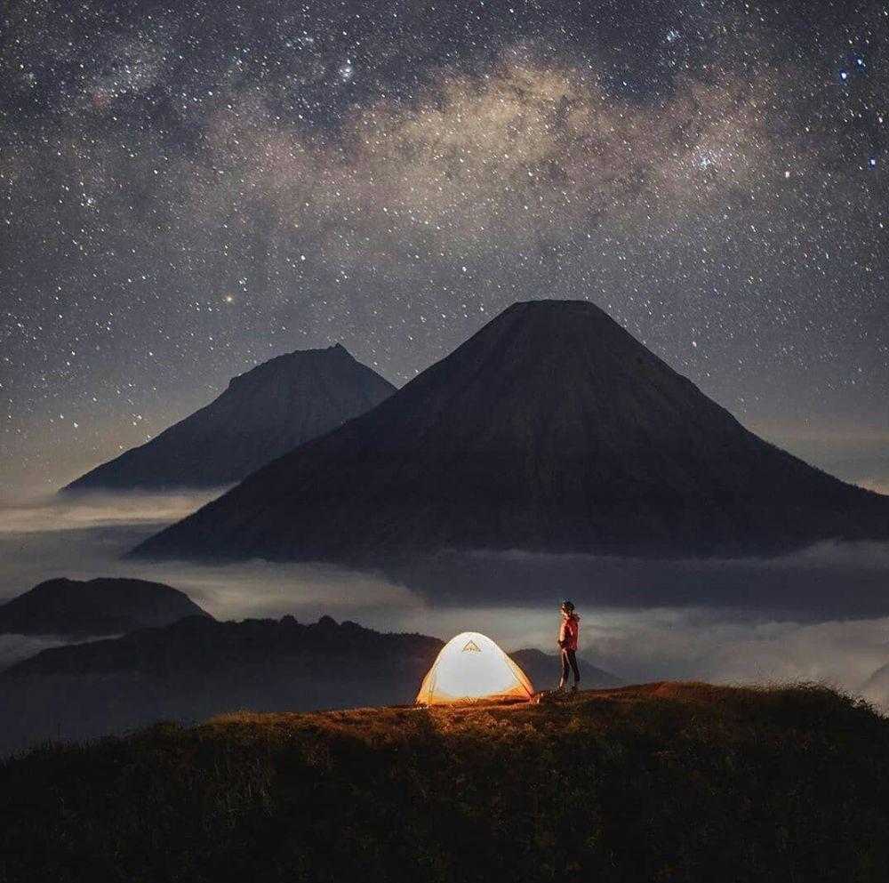 10 Lokasi Stargazing Terbaik di Indonesia, Langit Bertabur Bintang