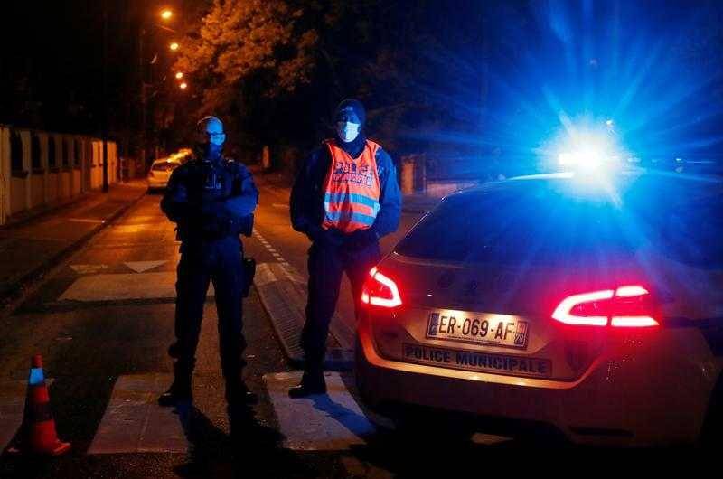 Polisi Perancis melakukan pengejaran terhadap pembunuh guru sejarah di Eragny, kota dekat Paris. Ilustrasi (twitter.com/Reuters)