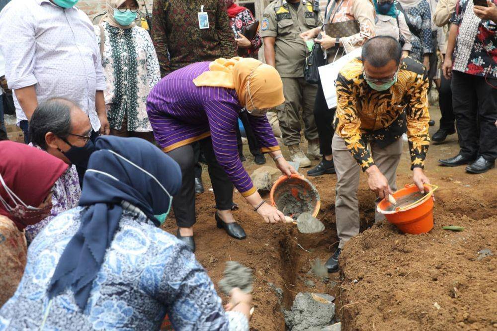 Kemnaker membangun sanitasi dan MCK di Pekalongan. Dok.Kemnaker