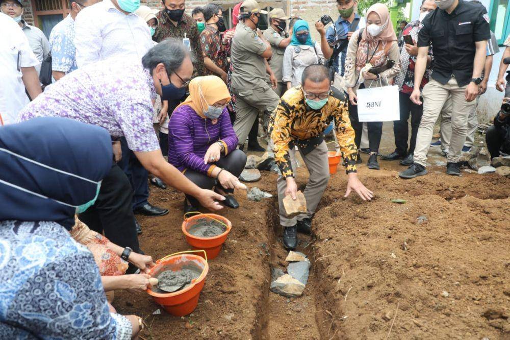 Kemnaker membangun sanitasi dan MCK di Pekalongan. Dok.Kemnaker