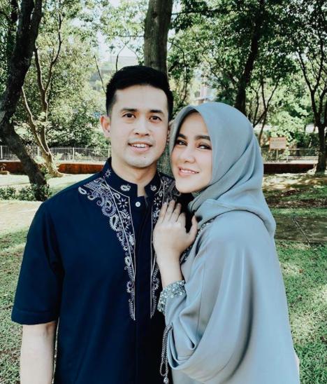 Diterpa Isu Perselingkuhan, 10 Potret Mesra Olla Ramlan dan Suami