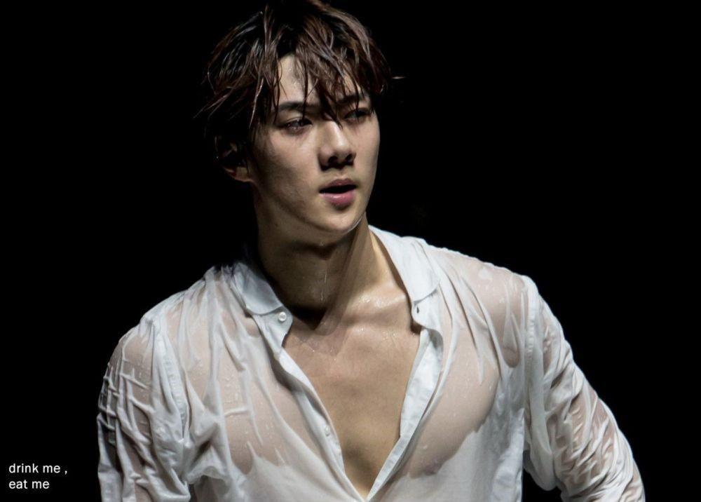 10 potret basah-basahan sehun exo di atas panggung, bikin mata se