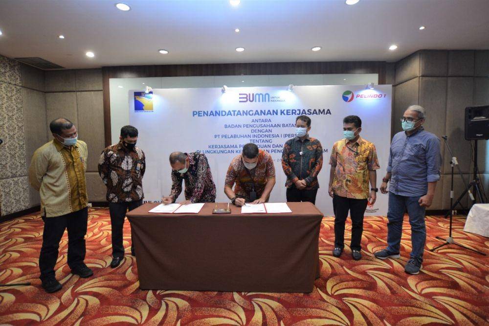 Penandatanganan kerja sama oleh Direktur Operasional dan Komersial Pelindo 1, Ridwan Sani Siregar dan Deputi IV Bidang Pengusahaan Badan Pengusahaan (BP) Batam Syahril Japarin (Dok. IDN Times)