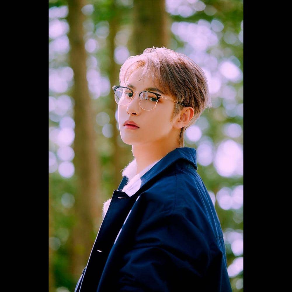 Potret Renjun NCT kenakan kacamata (instagram.com/nct)