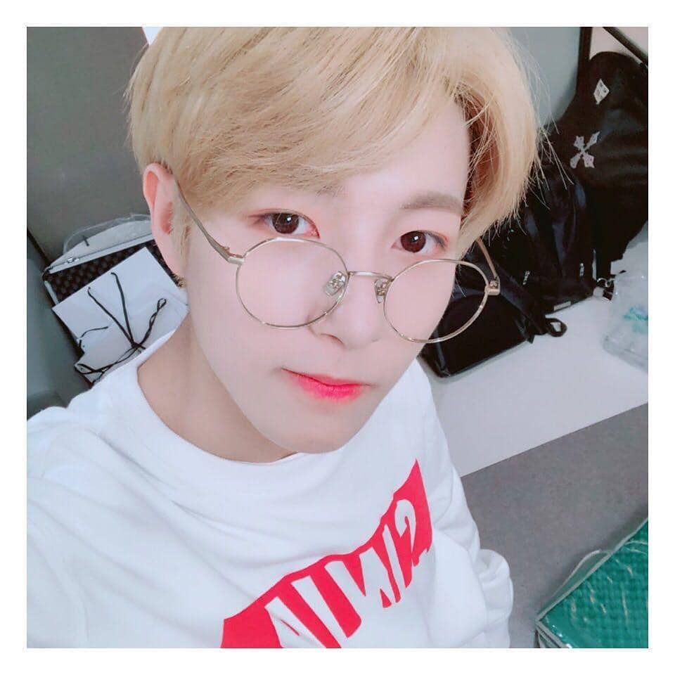 Potret Renjun NCT kenakan kacamata (instagram.com/nct_dream)