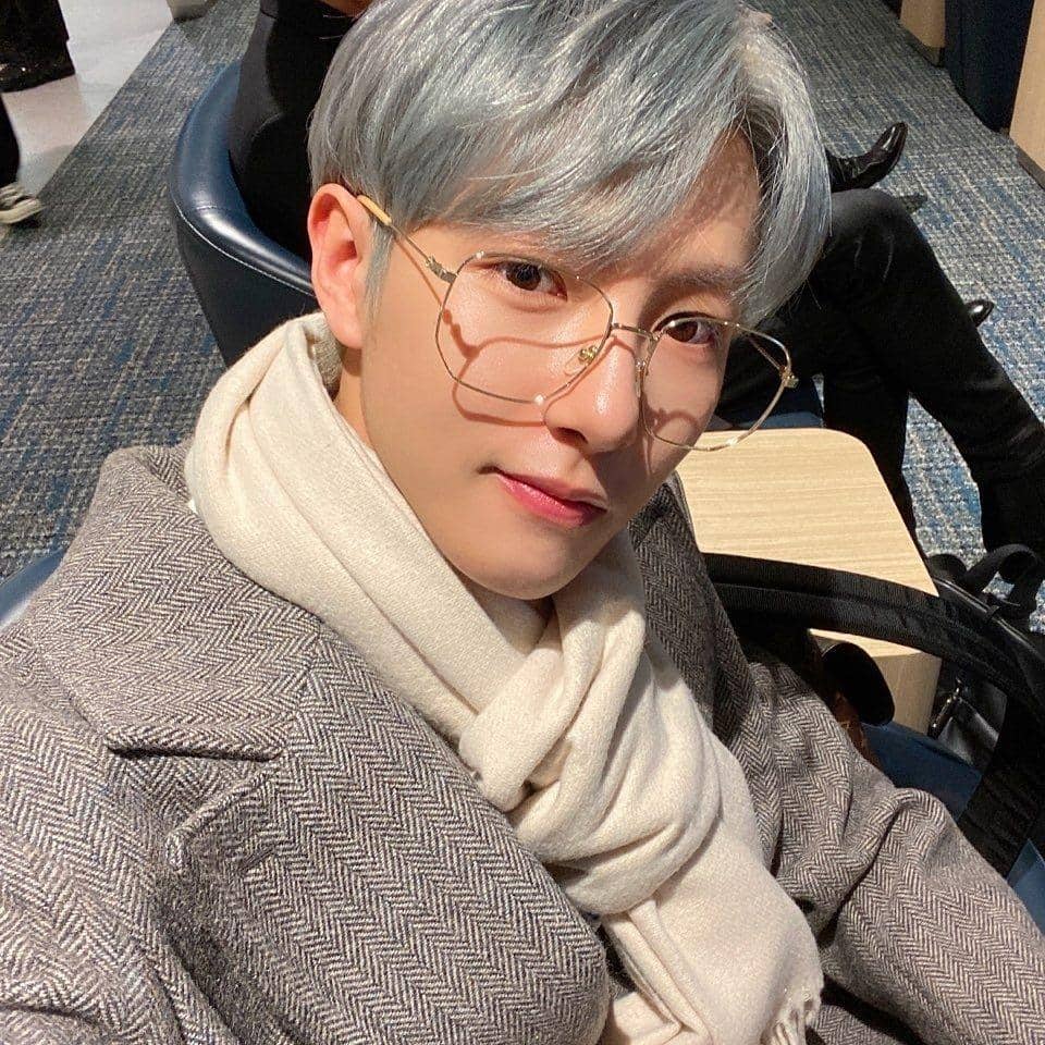Potret Renjun NCT kenakan kacamata (instagram.com/nct_dream)