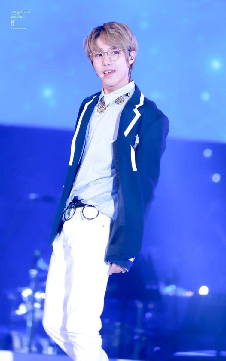 Potret Renjun NCT kenakan kacamata (twitter.com/LongIslandIT23)