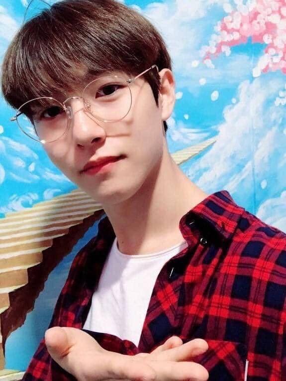 Potret Renjun NCT kenakan kacamata (twitter.com/renjunpics)