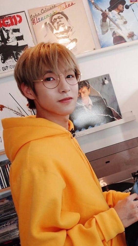 Potret Renjun NCT kenakan kacamata (twitter.com/renjunpics)