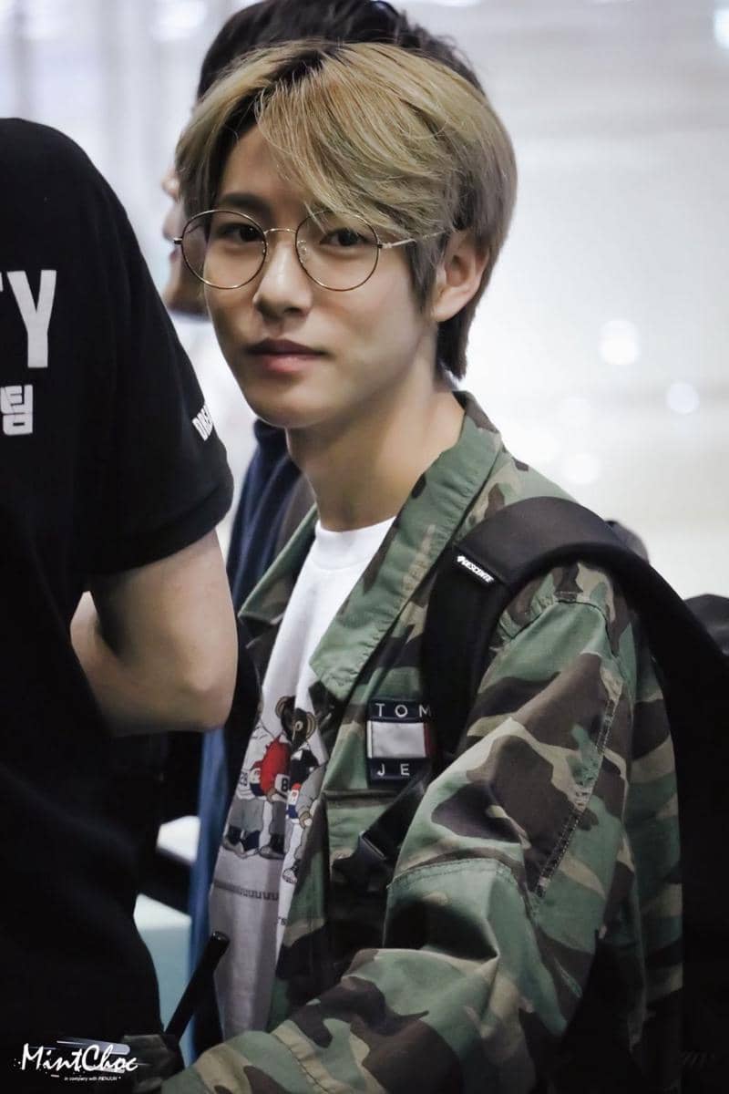 Potret Renjun NCT kenakan kacamata (Dok. Min Choc via twitter.com/renjunpics)