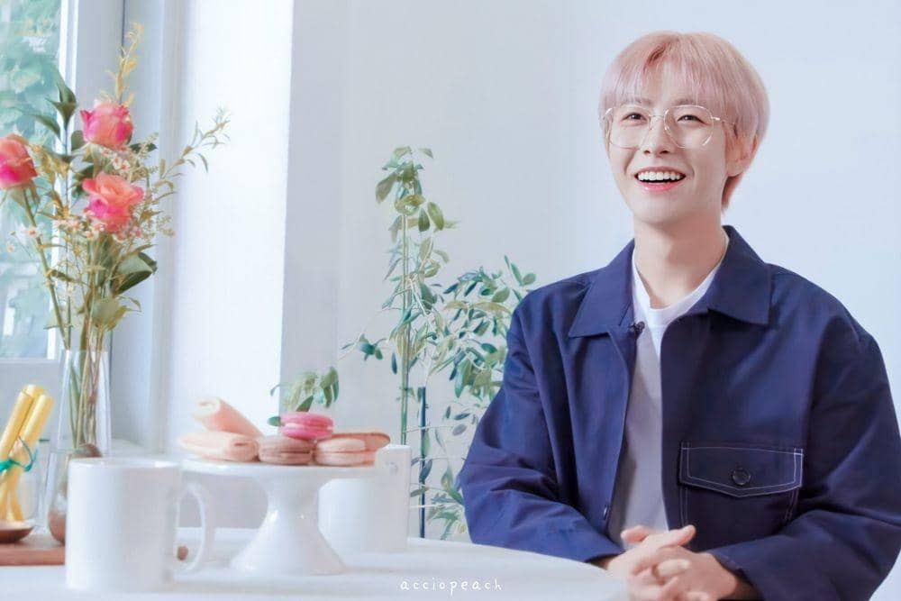 Potret Renjun NCT kenakan kacamata (twitter.com/acciopeach)